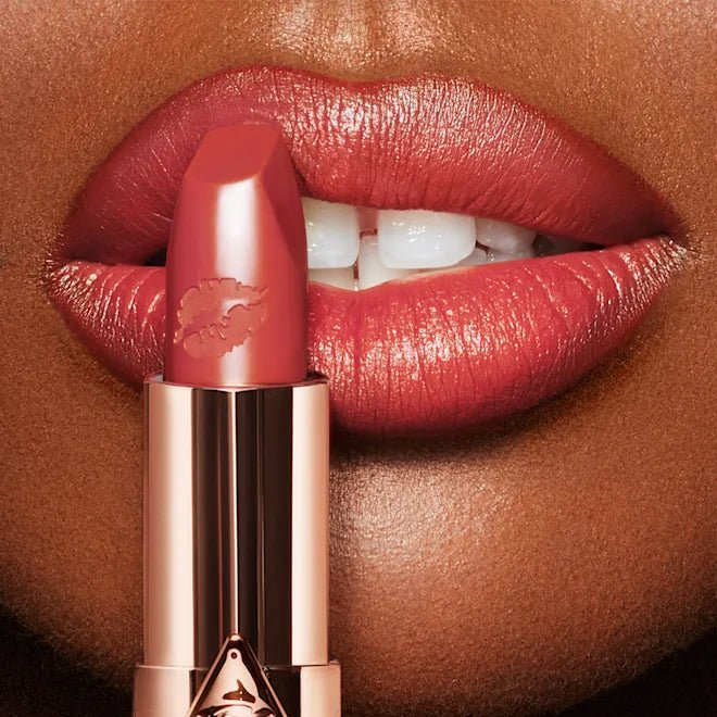 Charlotte Tilbury Hot Lips 2 lūpdažis - GlamoraBeauty