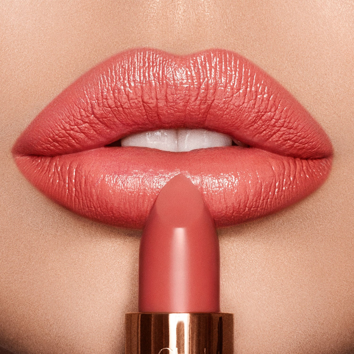 Charlotte Tilbury K.I.S.S.I.N.G lūpdažis (Pillow Talk Fair) - GlamoraBeauty