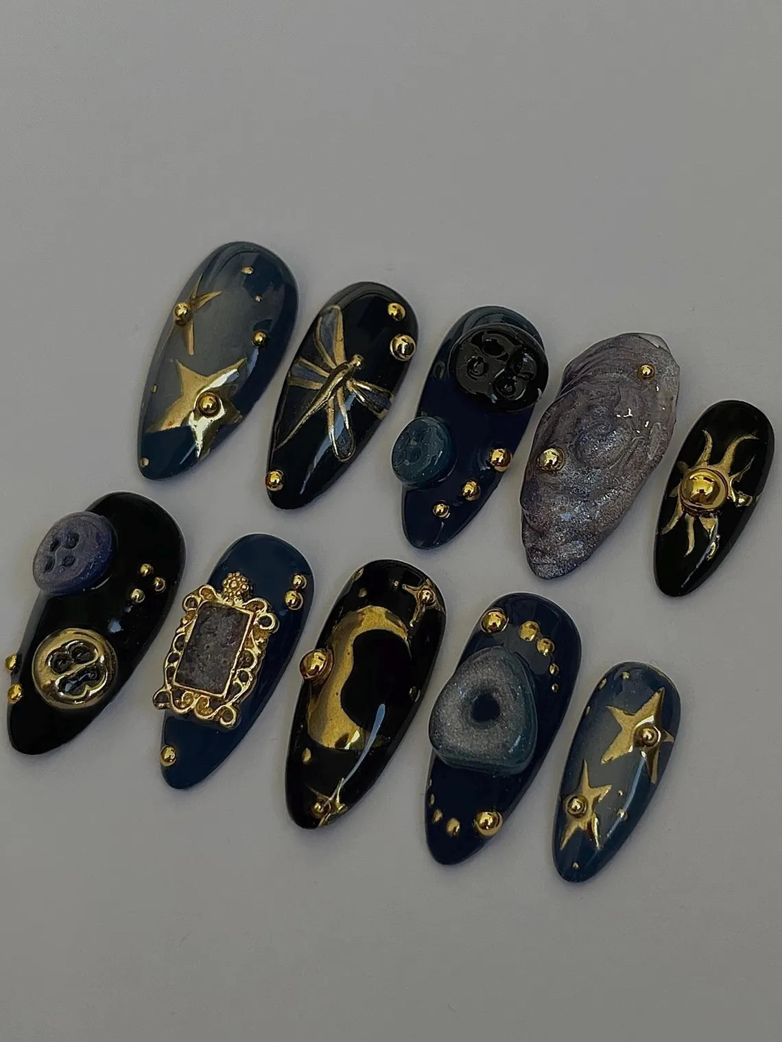 "Buttons for eyes" x Mistnails handmade press on nails