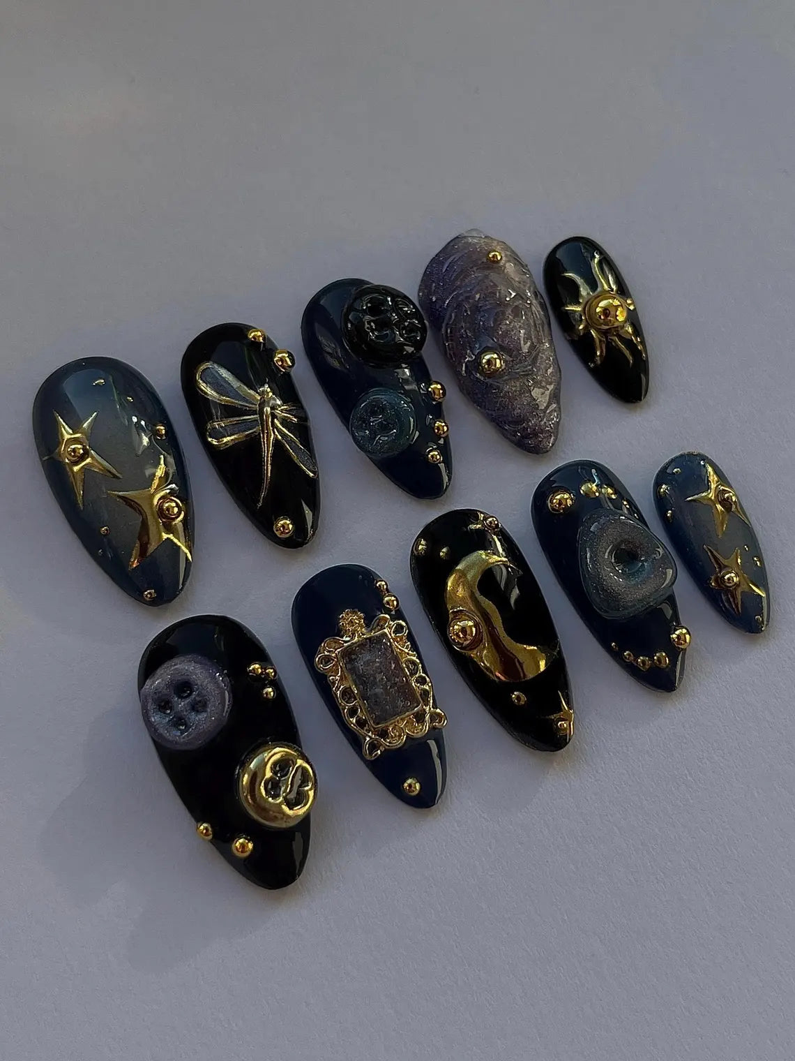 "Buttons for eyes" x Mistnails handmade press on nails