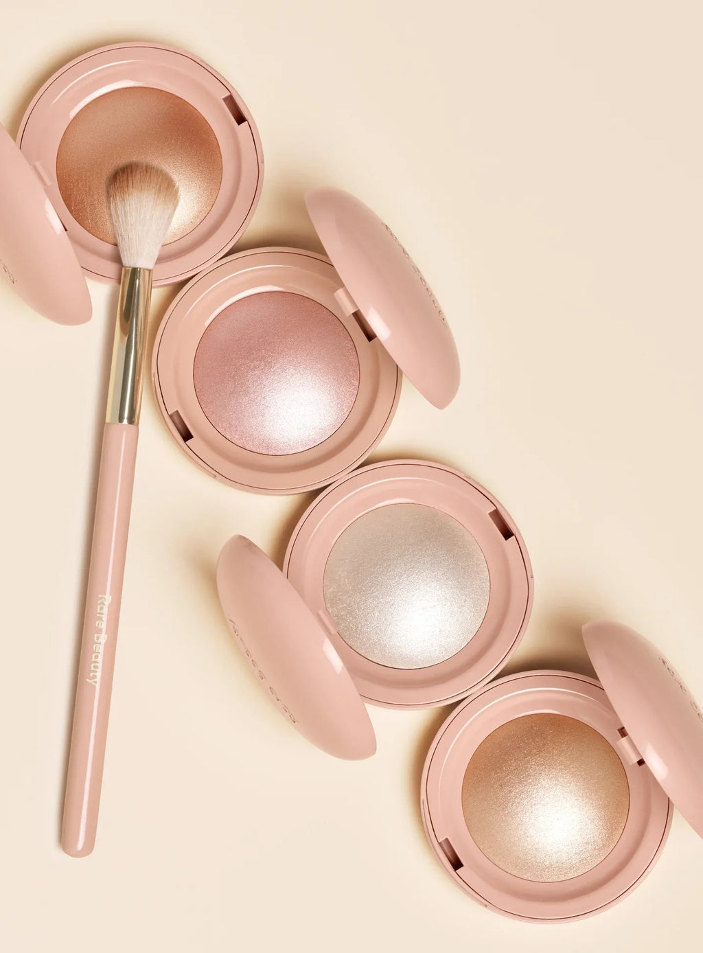 Rare Beauty Positive Light Silky Touch šviesinanti pudra - GlamoraBeauty